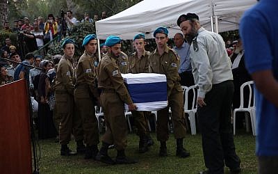 Funeral of IDF soldier Sgt. Avinoam Cohen at the Mount Herzl Military Cemetery in Jerusalem, September 27, 2017. Cohan and another soldier were killed the night before in a training accident when their military vehicle turned over during an exercise in the Golan Heights. (Miriam Alster/Flash90)