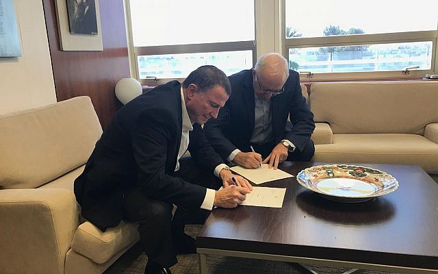 Manuel Trajtenberg (R) presents Knesset Speaker Yuli Edelstein with his official resignation from parliament as a Zionist Union MK, October 1, 2017. (Knesset Speaker) Manuel Trajtenberg (R) presents Knesset Speaker Yuli Edelstein with his official resignation from parliament as a Zionist Union MK, October 1, 2017. (Knesset Speaker)