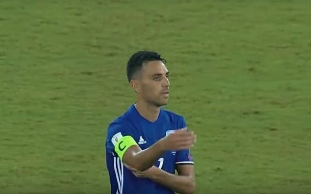 Screen capture from video showing captain of the Israeli national soccer team Eran Zahavi as he tears off his captain's armband during a losing game against Macedonia, September 2, 2017. (YouTube) Screen capture from video showing captain of the Israeli national soccer team Eran Zahavi as he tears off his captain's armband during a losing game against Macedonia, September 2, 2017. (YouTube)