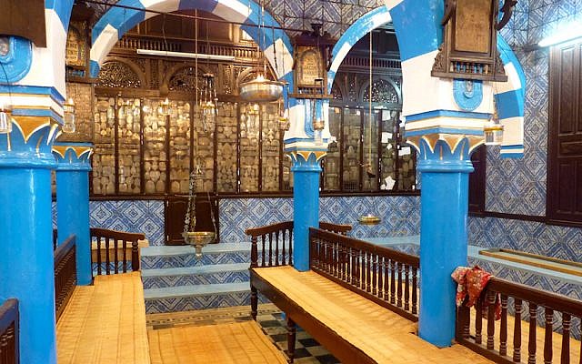 The main prayer hall of the El Ghriba Synagogue on Djerba. (CC BY-SA Bellyglad/ Wikimedia Commons)
