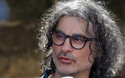 French-Lebanese director Ziad Doueiri,  criticized for filming part of a production in Israel, speaks to the press outside the Military Tribunal in Beirut on September 11, 2017, after he was detained at Beirut airport on his way back from the Venice Film Festival. (AFP PHOTO / ANWAR AMRO)