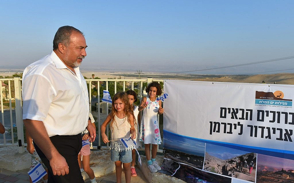 Defense Minister Avigdor Liberman meets with settler leaders in the Dead Sea region on September 17, 2017 (Ariel Harmoni/Defense Ministry)