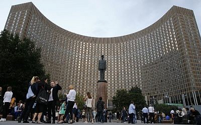 Guests of the Kosmos Hotel wait outside after being evacuated from the building in Moscow on September 13, 2017. (AFP PHOTO / Maxim ZMEYEV)