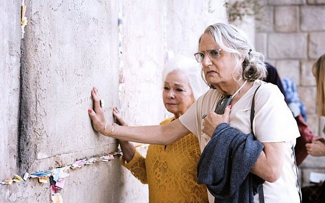 Maura Pfefferman (Jeffrey Tambor) and her TV sister, Bryna (Jenny O’Hara), at the Western Wall in season 4 of 'Transparent' (Courtesy 'Transparent')