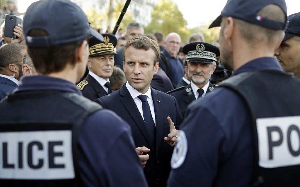 French President Emmanuel Macron (C) meets with police officers during a visit on the theme of security on September 28, 2017 in Lyon.  (AFP PHOTO / POOL / Laurent Cipriani)