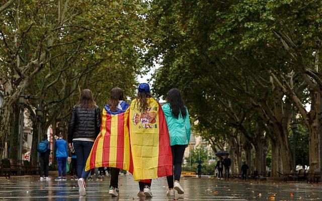 Girls stroll through the center of Figueras with the Spanish and a pro-independence 'Estelada' Catalan flag on September 30, 2017 in Figueras (AFP PHOTO / CESAR MANSO) Girls stroll through the center of Figueras with the Spanish and a pro-independence 'Estelada' Catalan flag on September 30, 2017 in Figueras (AFP PHOTO / CESAR MANSO)