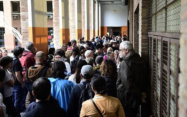 People queue to vote, in a polling station in Barcelona, on October 1, 2017, on the day of a referendum on independence for Catalonia banned by Madrid. (AFP / JOSE JORDAN) People queue to vote, in a polling station in Barcelona, on October 1, 2017, on the day of a referendum on independence for Catalonia banned by Madrid. (AFP / JOSE JORDAN)