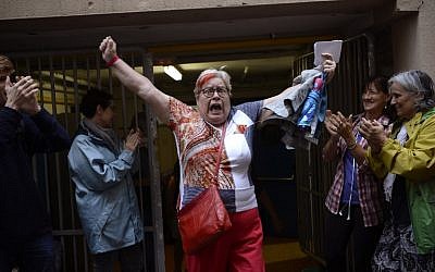 A woman celebrates outside a polling station after casting her vote in Barcelona, on October 01, 2017, in a referendum on independence for Catalonia banned by Madrid. (AFP PHOTO / Josep LAGO)