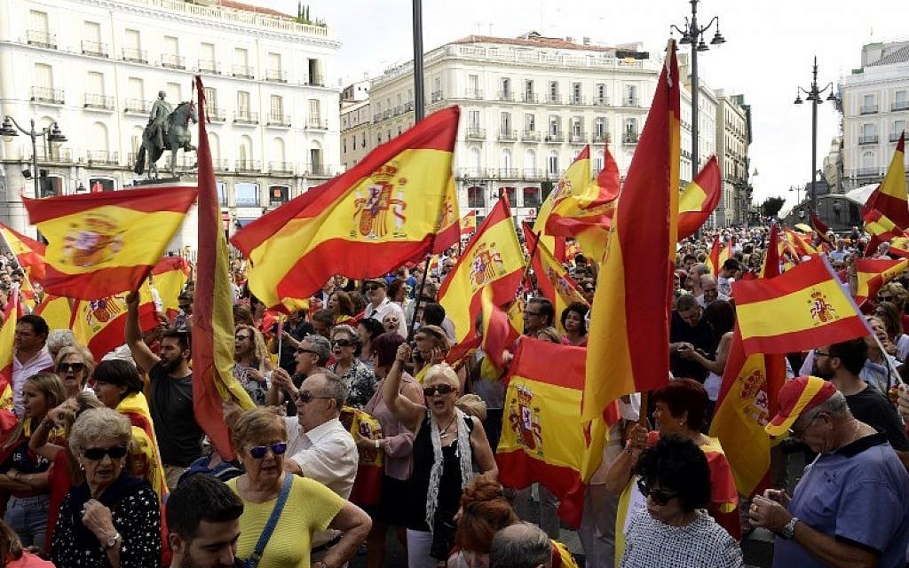 People hold Spanish flags durinG a demonstration against a referendum on independence for Catalonia, on October 01, 2017 in Madrid. (AFP PHOTO / JAVIER SORIANO