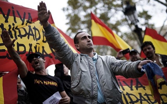 Protestors perform a fascist salute during a demonstration called by far-right groups against a referendum on independence for Catalonia, on October 1, 2017 in Barcelona. (AFP PHOTO / PAU BARRENA)