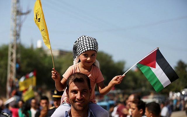 Palestinians gather at the Erez crossing in the northern Gaza Strip, as they wait to welcome Palestinian Authority Prime Minister Rami Hamdallah and his government, on October 2, 2017. (AFP Photo/Mohammed Abed) Palestinians gather at the Erez crossing in the northern Gaza Strip, as they wait to welcome Palestinian Authority Prime Minister Rami Hamdallah and his government, on October 2, 2017. (AFP Photo/Mohammed Abed)