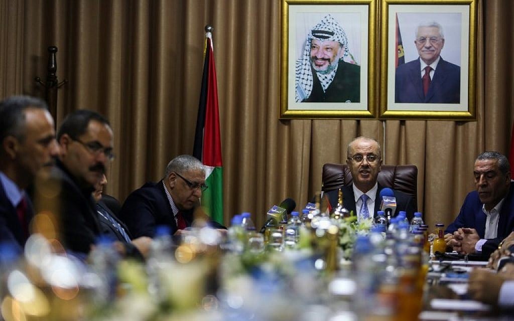 Palestinian Authority Prime Minister Rami Hamdallah (2nd-R) chairs a reconciliation cabinet meeting in Gaza City on October 3, 2017 (AFP PHOTO / POOL / MOHAMMED ABED)