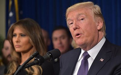 US President Donald Trump speaks as First Lady Melania Trump (L) looks on as he visits the Metropolitan Police Department command center in Las Vegas, Nevada on October 4, 2017. (AFP PHOTO / MANDEL NGAN)