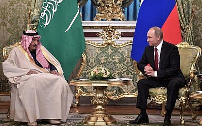 Russian President Vladimir Putin (R) meets with Saudi Arabia's King Salman bin Abdulaziz Al Saud at the Kremlin in Moscow on October 5, 2017. (Alexey Nikolsky/AFP)