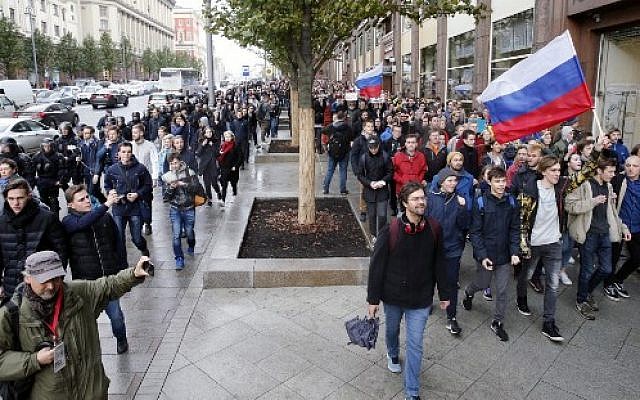 Demonstrators walk along Tverskaya street during an unauthorized anti-Kremlin rally called by opposition leader Alexei Navalny, who is serving a 20-day jail sentence, in downtown Moscow on October 7, 2017 (AFP/Maxim ZMEYEV)