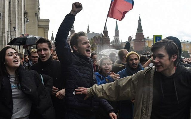 Demonstrators attend an unauthorized anti-Kremlin rally called by opposition leader Alexei Navalny, who is serving a 20-day jail sentence, in downtown Moscow on October 7, 2017, President Vladimir Putin's 65th birthday.  (AFP /Vasily MAXIMOV)