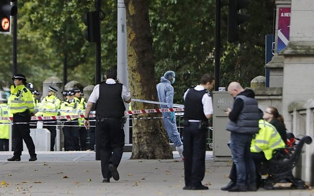 A police forensics officer, center, works at the scene of an incident at the junction of Exhibition Road and Cromwell Road, between the Victoria and Albert Museum and the Natural History Museum, in the South Kensington district of London on October 7, 2017. (AFP/Tolga AKMEN) A police forensics officer, center, works at the scene of an incident at the junction of Exhibition Road and Cromwell Road, between the Victoria and Albert Museum and the Natural History Museum, in the South Kensington district of London on October 7, 2017. (AFP/Tolga AKMEN)