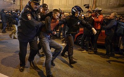 Russian police officers detain a supporter of opposition leader Alexei Navalny during an unauthorized rally in Saint Petersburg on October 7, 2017. (AFP/ Olga MALTSEVA)