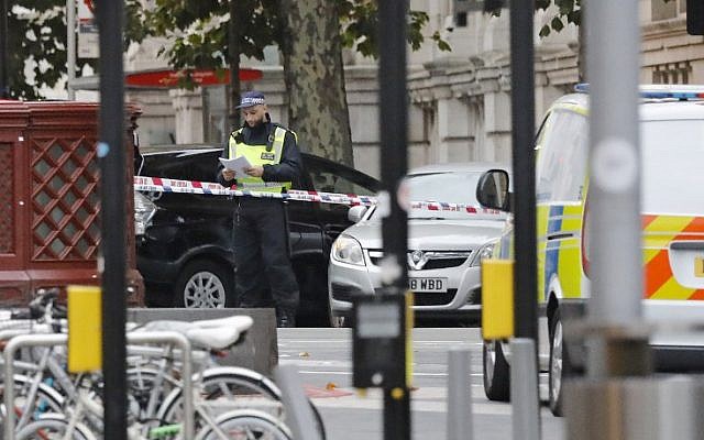 A police officer, center, works at the scene of an incident at the junction of Exhibition Road and Cromwell Road, between the Victoria and Albert (V&A) Museum and the Natural History Museum, in the South Kensington district of London on October 7, 2017. (AFP/Tolga AKMEN) A police officer, center, works at the scene of an incident at the junction of Exhibition Road and Cromwell Road, between the Victoria and Albert (V&A) Museum and the Natural History Museum, in the South Kensington district of London on October 7, 2017. (AFP/Tolga AKMEN)