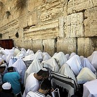 Jewish men perform the annual priestly blessing during the Sukkot holiday at the Western Wall in the Old City of Jerusalem on October 8, 2017. (AFP Photo/Menahem Kahana) Jewish men perform the annual priestly blessing during the Sukkot holiday at the Western Wall in the Old City of Jerusalem on October 8, 2017. (AFP Photo/Menahem Kahana)