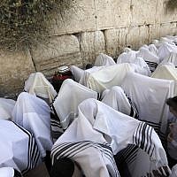 Jewish men perform the annual priestly blessing during the Sukkot holiday at the Western Wall in the Old City of Jerusalem on October 8, 2017. (AFP Photo/Menahem Kahana) Jewish men perform the annual priestly blessing during the Sukkot holiday at the Western Wall in the Old City of Jerusalem on October 8, 2017. (AFP Photo/Menahem Kahana)