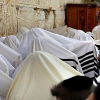 Jewish men perform the annual priestly blessing during the Sukkot holiday at the Western Wall in the Old City of Jerusalem on October 8, 2017. (AFP Photo/Menahem Kahana) Jewish men perform the annual priestly blessing during the Sukkot holiday at the Western Wall in the Old City of Jerusalem on October 8, 2017. (AFP Photo/Menahem Kahana)