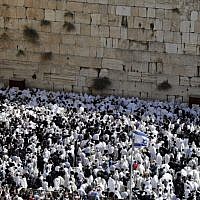 Jewish men perform the annual priestly blessing during the Sukkot holiday at the Western Wall in the Old City of Jerusalem on October 8, 2017. (AFP Photo/Menahem Kahana) Jewish men perform the annual priestly blessing during the Sukkot holiday at the Western Wall in the Old City of Jerusalem on October 8, 2017. (AFP Photo/Menahem Kahana)