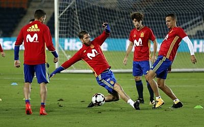 Spanish defender Sergio Ramos (C) trains with players from Spain's national soccer tea  at Jerusalem's Teddy Stadium on October 8, 2017, a day ahead of the team's FIFA World Cup 2018 qualifying match against Israel. (AFP Photo/Thomas Coex)