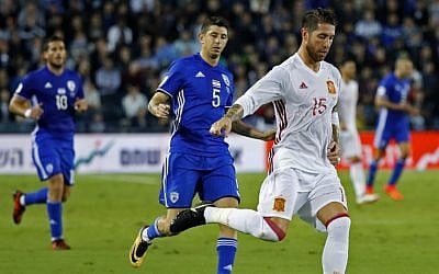 Spain's defender Sergio Ramos r) controls the ball past Israel's midfielder Marwan Kabha during the Russia 2018 FIFA World Cup European Group G qualifying football match between Israel and Spain at Teddy Stadium in Jerusalem on October 9, 2017.
(AFP PHOTO / JACK GUEZ)