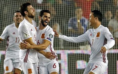 Spain's midfielder Asier Illarramendi (L) celebrates his goal with Spain's forward Aritz Aduriz and Jose Callejon during the Russia 2018 FIFA World Cup European Group G qualifying football match between Israel and Spain at Teddy Stadium in Jerusalem on October 9, 2017. (AFP PHOTO/THOMAS COEX)