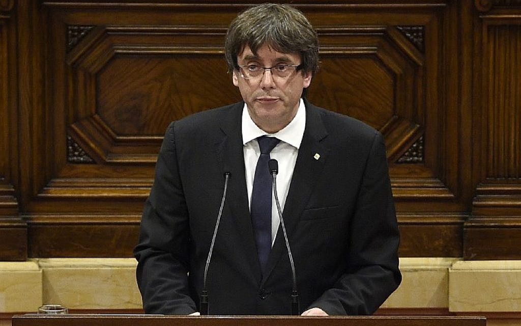 Catalan regional government president Carles Puigdemont gives a speech at the Catalan regional parliament in Barcelona on October 10, 2017. (AFP PHOTO / LLUIS GENE)