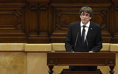 Catalan regional government president Carles Puigdemont gives a speech at the Catalan regional parliament in Barcelona on October 10, 2017. (AFP Photo/Lluis Gene)