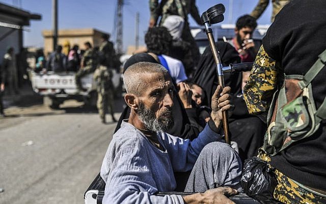Syrian civilians gather on the western front after fleeing the center of Raqqa on October 12, 2017. (AFP/BULENT KILIC) Syrian civilians gather on the western front after fleeing the center of Raqqa on October 12, 2017. (AFP/BULENT KILIC)