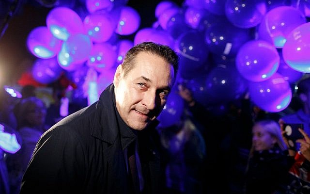 Leader of the Freedom Party (FPOe) Heinz-Christian Strache arrives for a TV debate on October 12, 2017 in Vienna ahead of Austrian Parliamentary elections on October 15. (AFP PHOTO / APA / GEORG HOCHMUTH)
