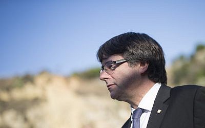 Catalan regional government president Carles Puigdemont leaves after a ceremony commemorating the 77th anniversary of the death of Catalan leader Lluis Companys at the Montjuic Cemetery in Barcelona, October 15, 2017. (AFP/PAU BARRENA)