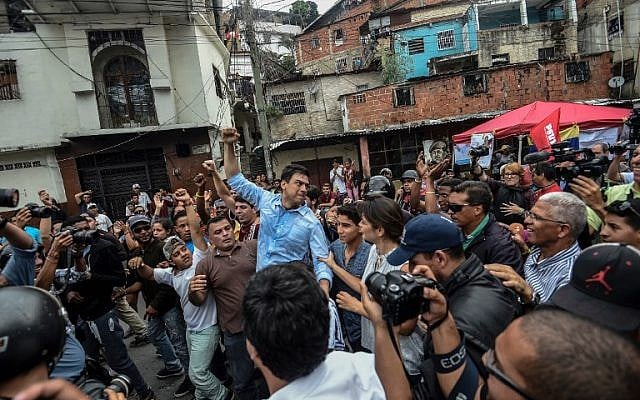 The opposition's candidate for governor for the state of Miranda, Mayor of Caracas' Sucre Municipality Carlos Ocariz (C) greets supporters as Venezuela holds regional elections, in Caracas, on October 15, 2017. (AFP PHOTO / Juan BARRETO) The opposition's candidate for governor for the state of Miranda, Mayor of Caracas' Sucre Municipality Carlos Ocariz (C) greets supporters as Venezuela holds regional elections, in Caracas, on October 15, 2017. (AFP PHOTO / Juan BARRETO)