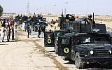 Iraqis gather as Iraqi forces arrive in the first neighborhood on the southern outskirts of Kirkuk on October 16, 2017.  (AFP/AHMAD AL-RUBAYE)