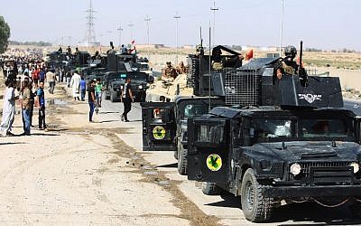 Iraqis gather as Iraqi forces arrive in the first neighborhood on the southern outskirts of Kirkuk on October 16, 2017.  (AFP/AHMAD AL-RUBAYE)