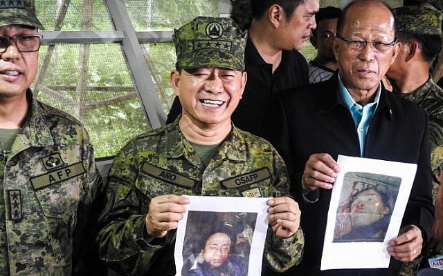 Philippines military chief General Eduardo Ano (C) holds a picture of Islamic terrorist leader Isnilon Hapilon as Defense Secretary Delfin Lorenzana (R) holds a picture of Omarkhayam Maute during a press conference at a military camp in Marawi, on the southern island of Mindanao, on October 16, 2017.
(AFP Photo/Ferdinandh Cabrera) Philippines military chief General Eduardo Ano (C) holds a picture of Islamic terrorist leader Isnilon Hapilon as Defense Secretary Delfin Lorenzana (R) holds a picture of Omarkhayam Maute during a press conference at a military camp in Marawi, on the southern island of Mindanao, on October 16, 2017.
(AFP Photo/Ferdinandh Cabrera)
