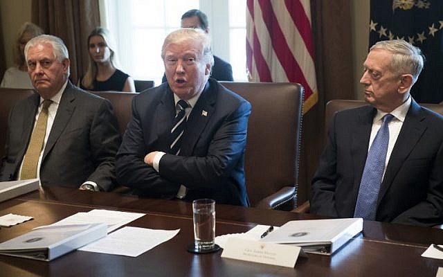 US President Donald Trump speaks, center, during a Cabinet Meeting in the Cabinet Room of the White House in Washington, DC, October 16, 2017. (AFP/ SAUL LOEB)
