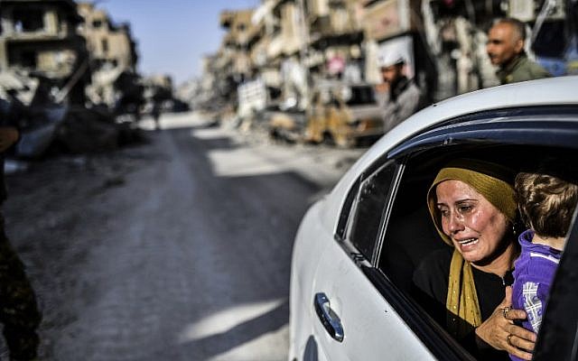 A woman cries as she looks at her house in Raqqa on October 20, 2017, after a Kurdish-led force expelled the Islamic State terror group from the northern Syrian city. (AFP Photo/Bulent Kilic) A woman cries as she looks at her house in Raqqa on October 20, 2017, after a Kurdish-led force expelled the Islamic State terror group from the northern Syrian city. (AFP Photo/Bulent Kilic)