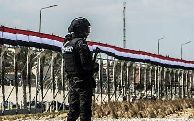 A picture taken on October 21, 2017 shows an Egyptian policeman standing guard in the new city of el-Alamien, west of Alexandria. (AFP/Khaled Desouki)