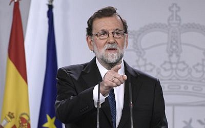 Spanish Prime Minister Mariano Rajoy gives a press conference after a crisis cabinet meeting at the Moncloa Palace on October 21, 2017 in Madrid. (AFP/Gabriel Bouys)
