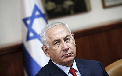 Prime Minister Benjamin Netanyahu attends the weekly cabinet meeting at the Prime Minister's Office in Jerusalem on October 22, 2017. (AFP Photo/Pool/Ronen Zvulun)