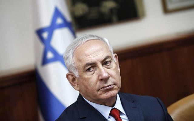 Prime Minister Benjamin Netanyahu attends the weekly cabinet meeting at the Prime Minister's Office in Jerusalem on October 22, 2017. (AFP Photo/Pool/Ronen Zvulun)