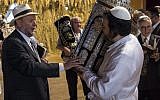 Moroccan Jews and Israeli Jewish tourists participate in Simchat Torah festivities at a synagogue in Marrakesh on October 12, 2017. (AFP PHOTO / FADEL SENNA)