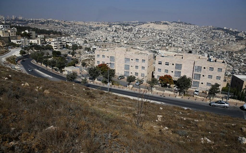A picture taken on October 25, 2017 from Jabel Mukaber shows the Israeli settlement of Nof Zion. (AFP PHOTO / AHMAD GHARABLI)