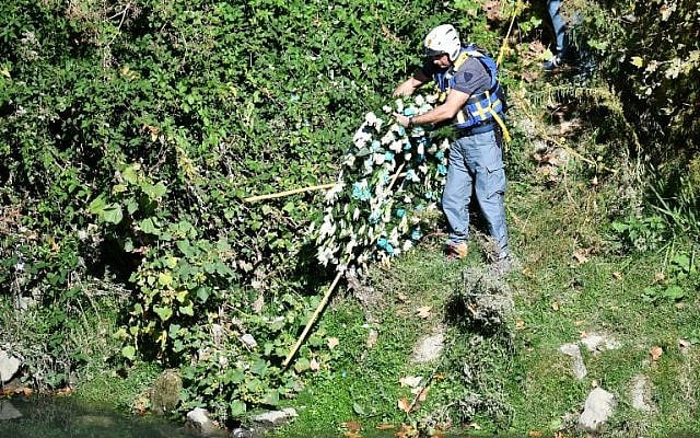 Police grab a wreath of flowers of Lazio's Serie A football club on the bank of the Tiber river after it disappeared from the wall of Rome's synagogue during the night, on October 25, 2017 in Rome. (AFP/Alberto Pizzoli) Police grab a wreath of flowers of Lazio's Serie A football club on the bank of the Tiber river after it disappeared from the wall of Rome's synagogue during the night, on October 25, 2017 in Rome. (AFP/Alberto Pizzoli)