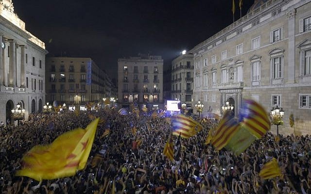 People gather in front of the 'Generalitat' palace (Catalan government headquarters) at the Sant Jaume square to celebrate the proclamation of a Catalan republic in Barcelona on October 27, 2017. (Lluis Gene/AFP) People gather in front of the 'Generalitat' palace (Catalan government headquarters) at the Sant Jaume square to celebrate the proclamation of a Catalan republic in Barcelona on October 27, 2017. (Lluis Gene/AFP)