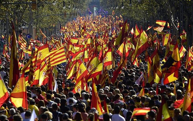 Protesters wave Spanish and Catalan Senyera flags during a pro-unity demonstration in Barcelona on October 29, 2017. (AFP PHOTO / PIERRE-PHILIPPE MARCOU)